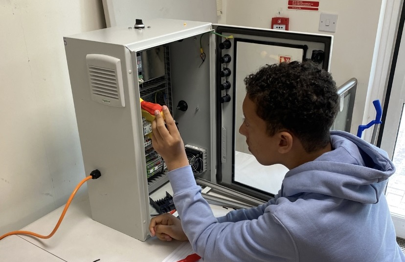 Image of engineering students receiving hands-on training